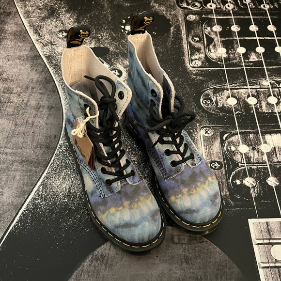 NEW Dr. Martens Boots - Picture 14 of 15